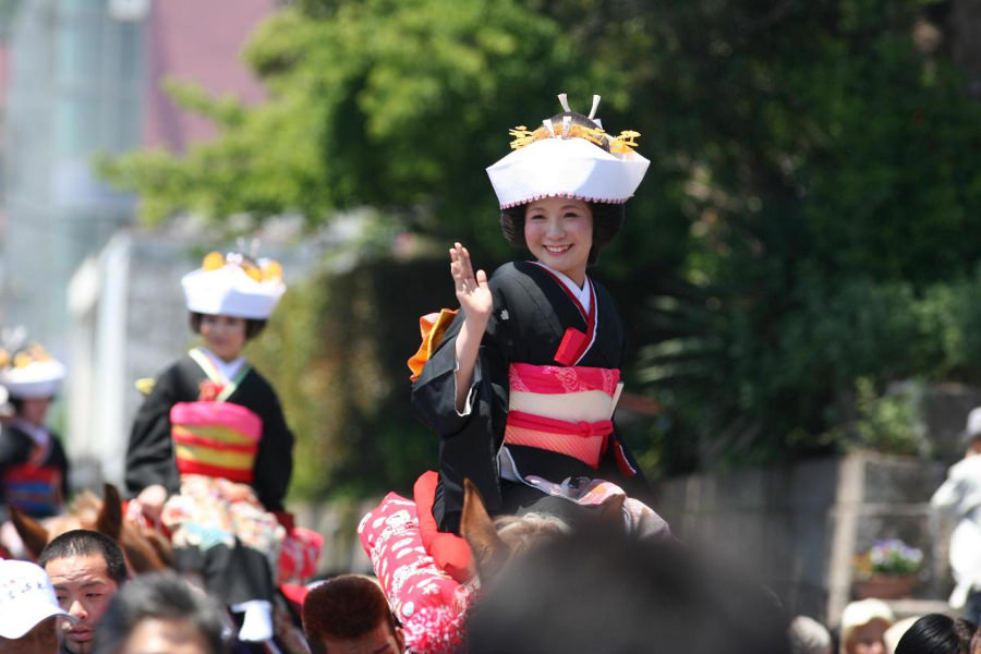 「志布志お釈迦まつり」でシャンシャン馬に乗った花嫁