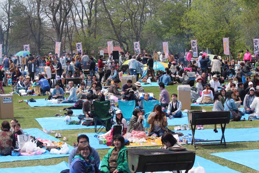 青空の下、花見とステージイベントを楽しみながら、ジンギスカンを味わえる