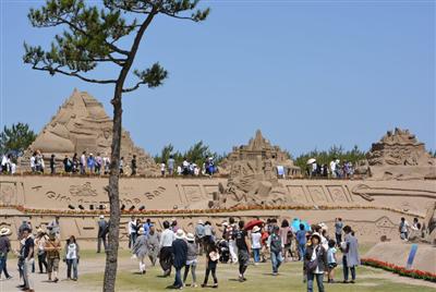 毎年多くの人で賑わう「吹上浜砂の祭典」