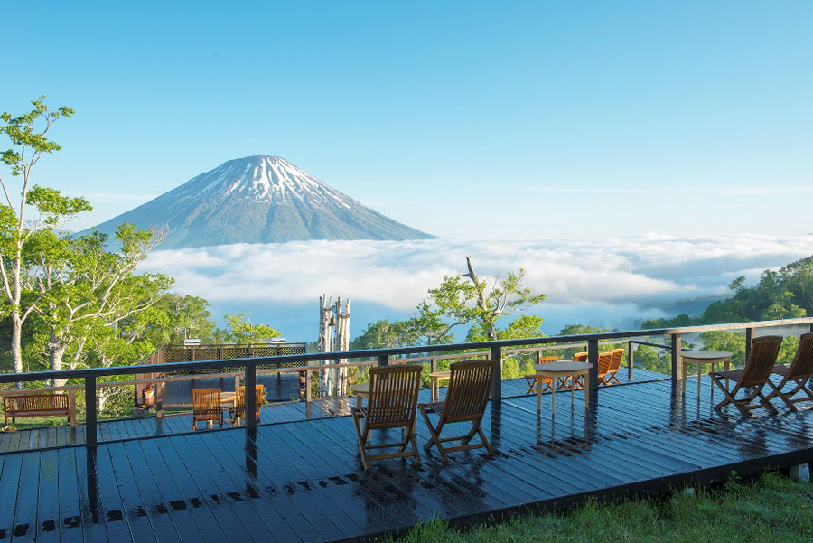 美しい羊蹄山と雲海の景色を楽しめる山頂のテラス