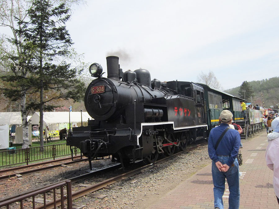 本物の蒸気機関車S-304号が走る!