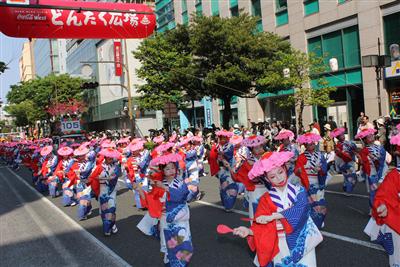 しゃもじを打ち鳴らして踊る「どんたくパレード」