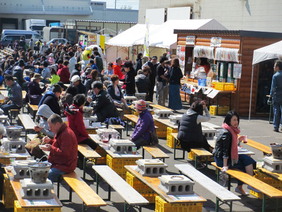爽やかな屋外で楽しむ小樽ビールと炭火焼きジンギスカンは、毎年大人気!