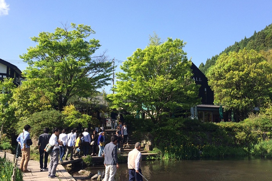 金隣湖周辺も、例年ほどではないがにぎわいを見せていた