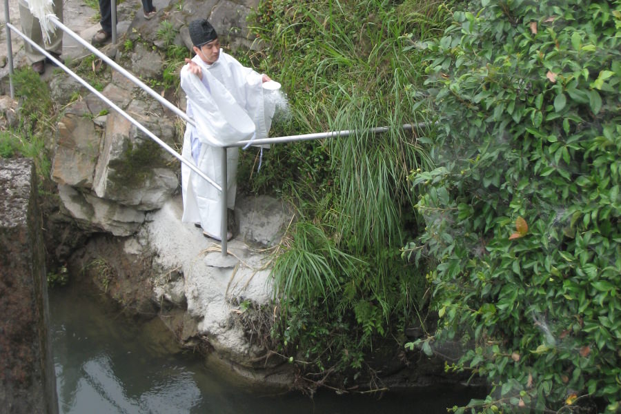 山田大堰の水取口水路の上に祀られている「水神社」