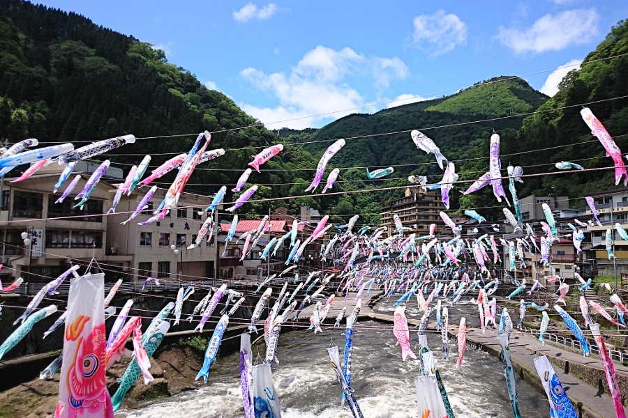 「杖立温泉 鯉のぼり祭り」は5月31日まで延長開催が決定 「杖立温泉 鯉のぼり祭り」は5月31日まで延長開催が決定