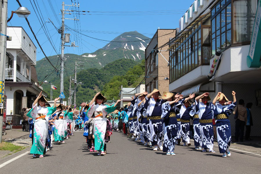 知床の初夏を彩る「千人踊り」