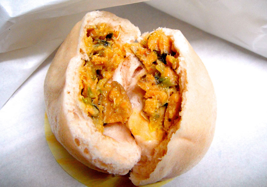 鮭のちゃんちゃん焼きが具材となっている「知床チェプ饅」(知床斜里町観光協会提供)