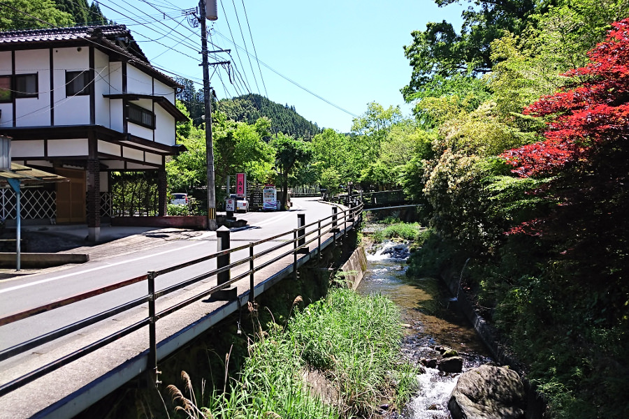 ひっそりとしているが、新緑が美しい現在の宝泉寺温泉 ひっそりとしているが、新緑が美しい現在の宝泉寺温泉