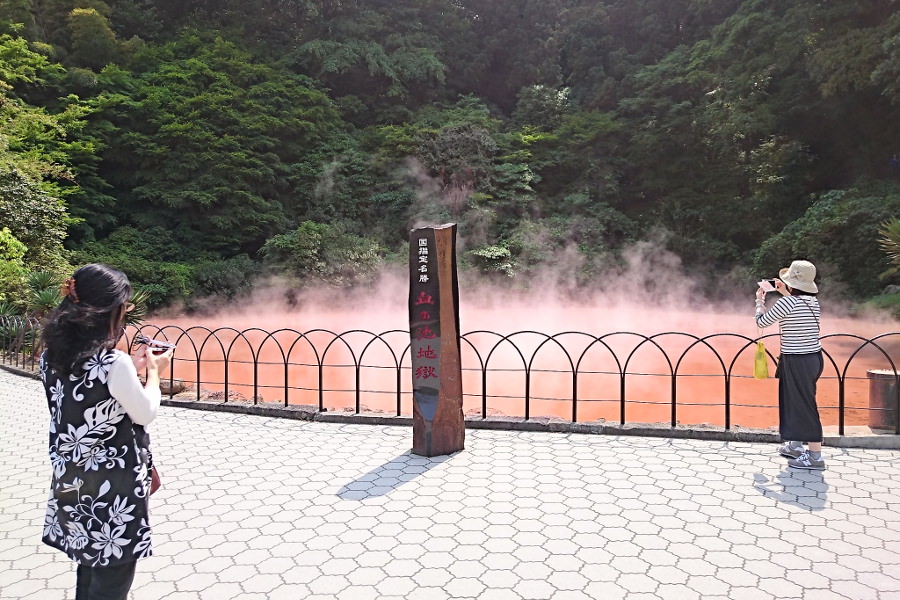 「血の池地獄」にも観光客の姿は少なかった