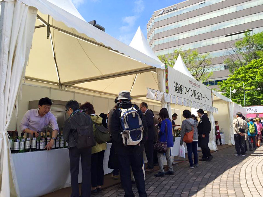 多彩な道産ワインが並ぶ、大通公園7丁目のワインガーデン会場