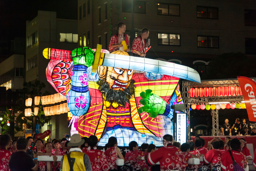 ライトアップされた山車が、中央通りを威勢よく練り歩く ライトアップされた山車が、中央通りを威勢よく練り歩く