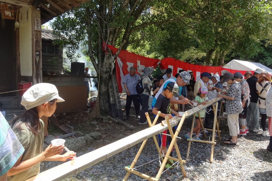 あじさい祭りでは、そうめん流しなどの催しも行われる
