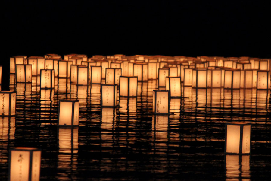 大沼の夏の風物詩、「灯籠流し」