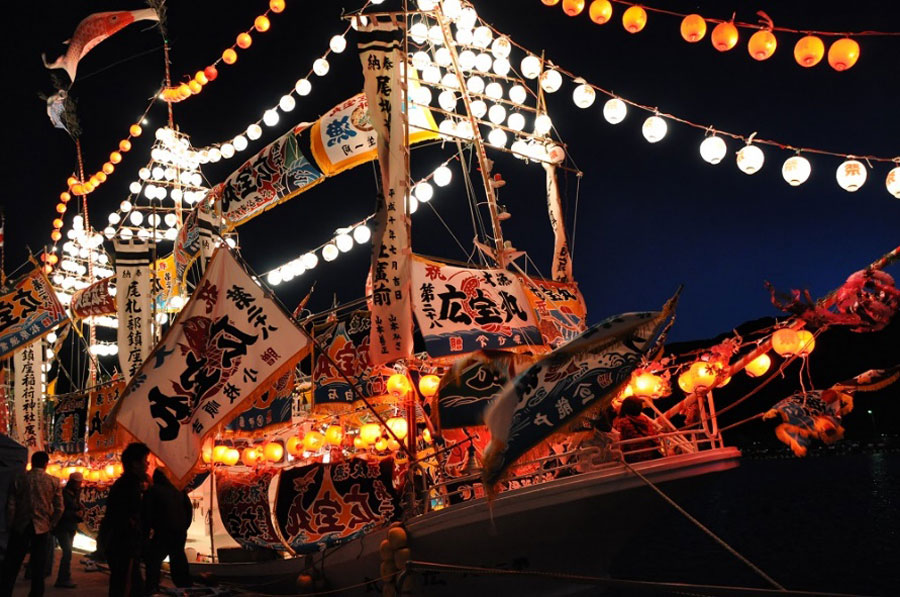 電飾が施された漁船による夜の「漁火パレード」