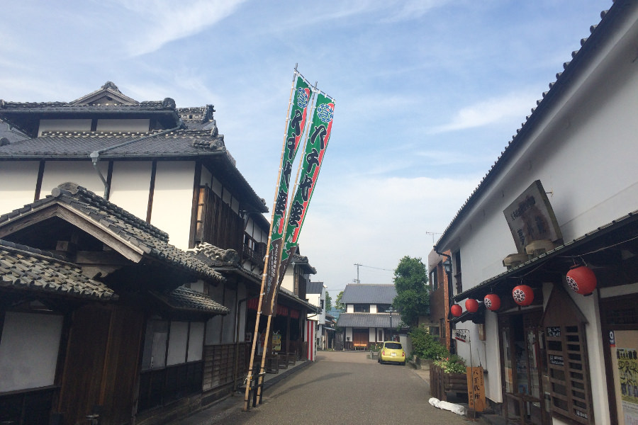 八千代座前の通りも、現在はこの通り静か…… 八千代座前の通りも、現在はこの通り静か……