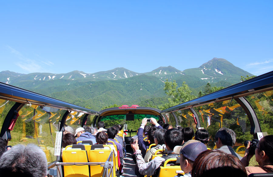 知床連山を眺めながら進むスカイバス(知床斜里町観光協会提供)