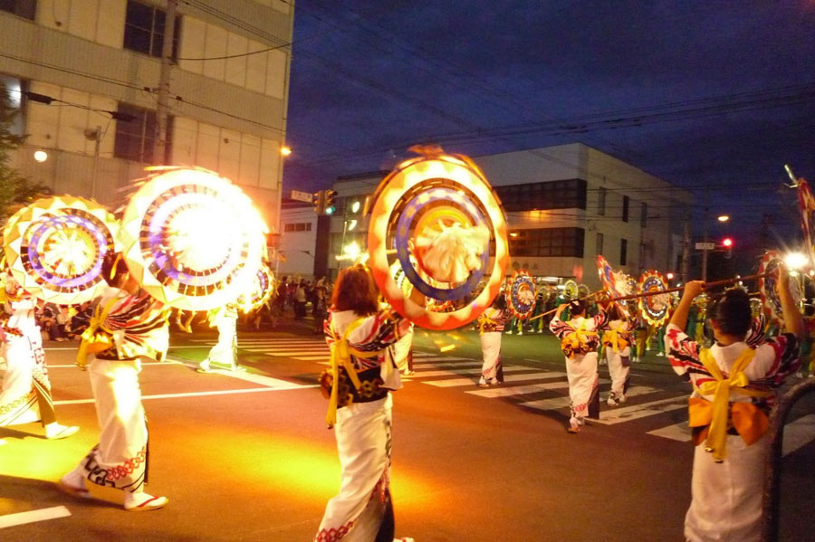 約800名の踊り手が美しい舞いを披露する「しゃんしゃん傘踊り」