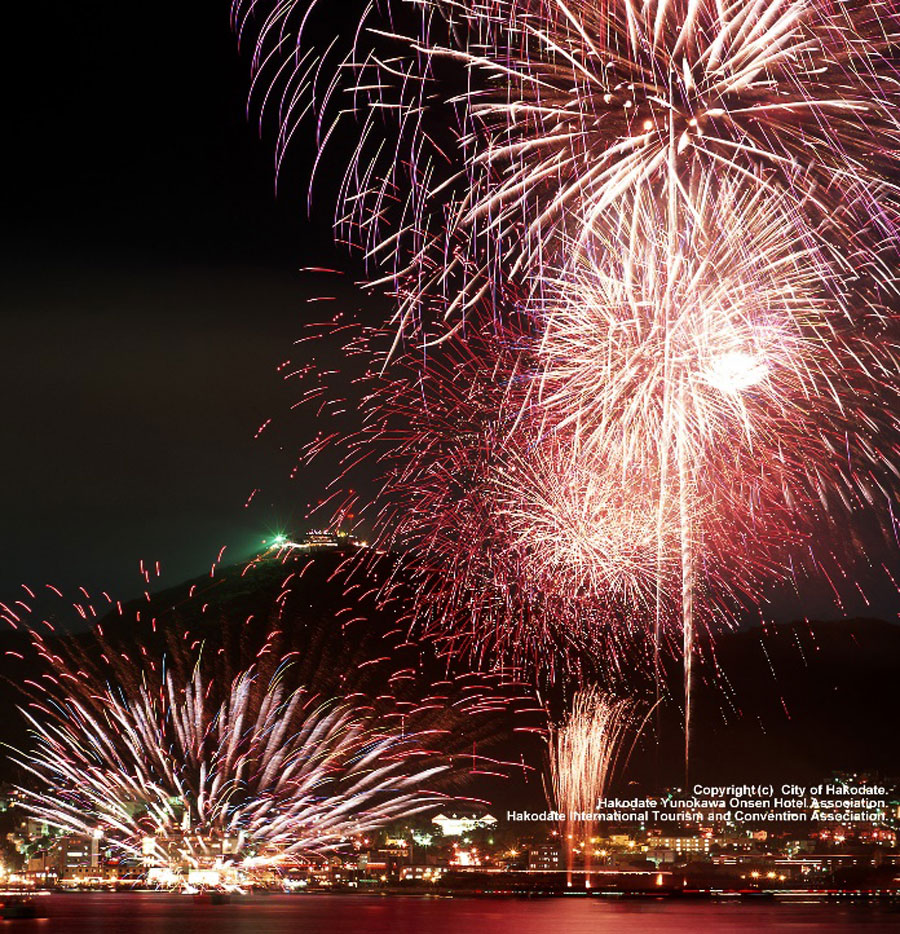 最大で10号の尺玉や水中花火などが音楽に合わせて打ち上げられる花火大会