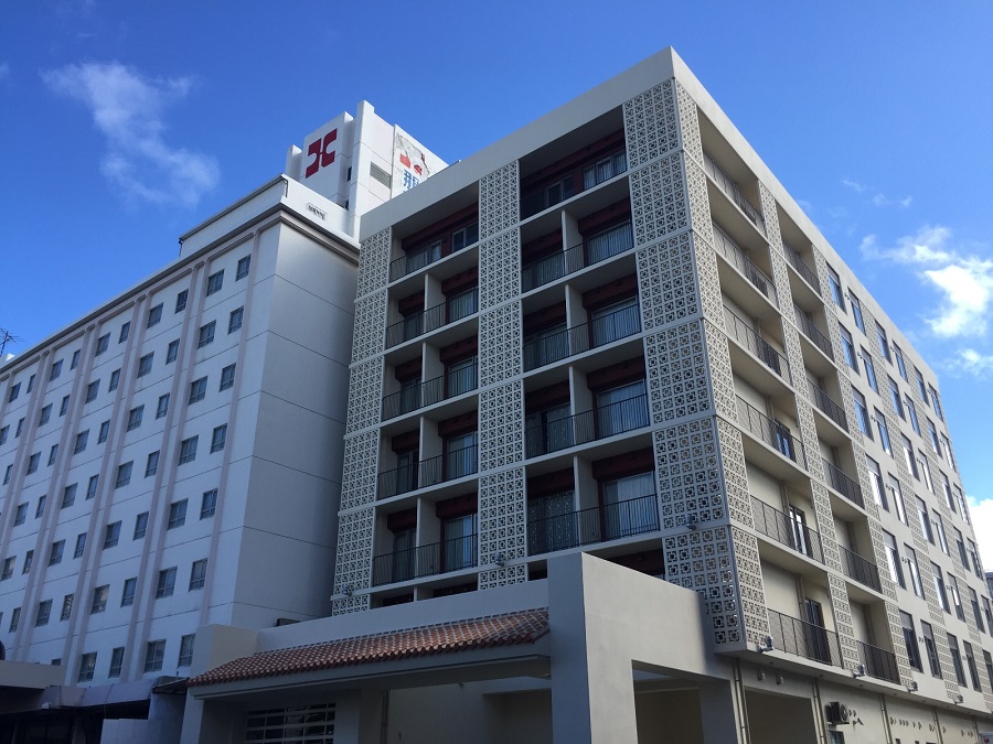 写真/既存館(左)と新館(右)