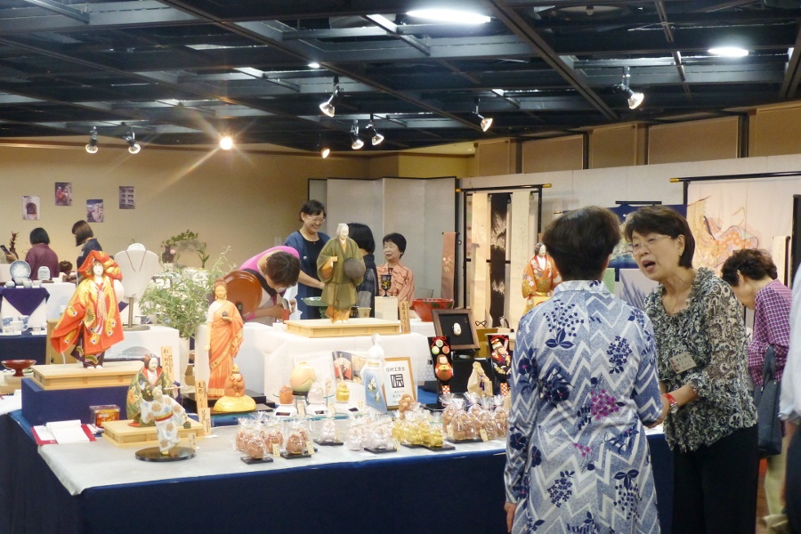 会場では、女性ならではの感性で生み出された作品に出会える