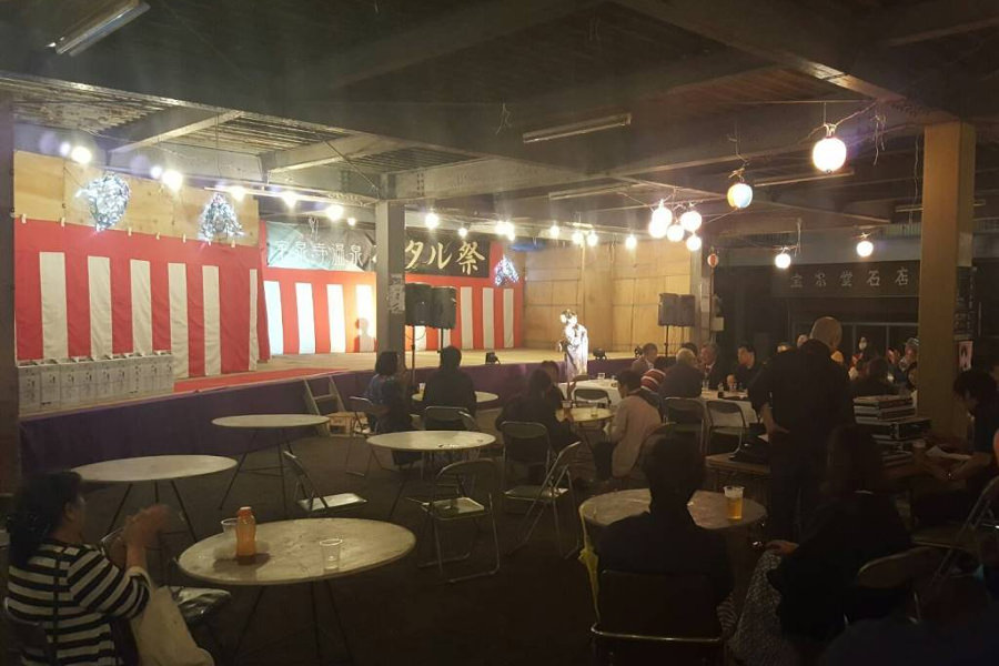 「ホタル祭」の会場。例年であればこの空き具合は考えられない 「ホタル祭」の会場。例年であればこの空き具合は考えられない