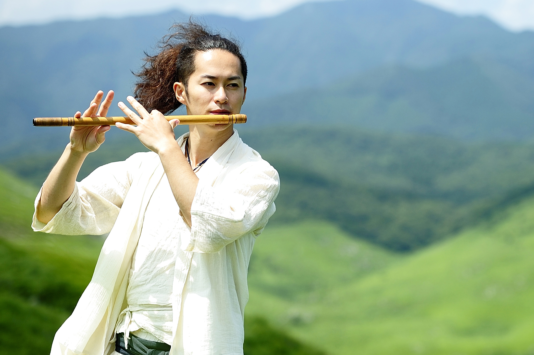 市歌の作詞・作曲を担当した佐賀県出身の篠笛奏者・佐藤和哉さん