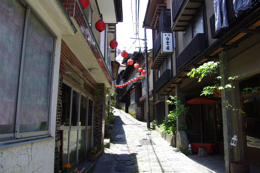 石畳を照らす赤いちょうちんは、湯平温泉の新たな名物 石畳を照らす赤いちょうちんは、湯平温泉の新たな名物