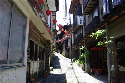 石畳を照らす赤いちょうちんは、湯平温泉の新たな名物