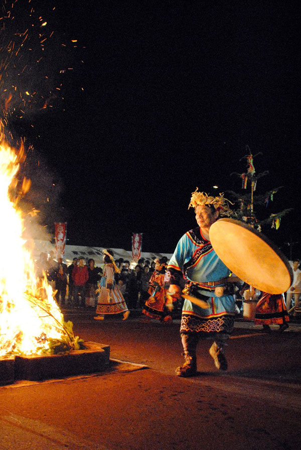 かがり火の周りを太鼓やコロホルのリズムに合わせて踊る(提供:網走市観光協会)