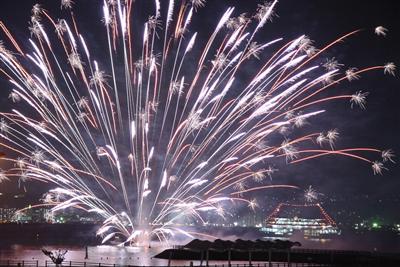 遊覧の終盤に打ち上げられる50発の「水中花火」が大迫力