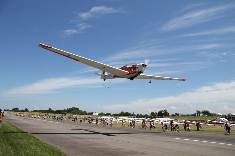日本でここだけ!毎年大人気の、モーターグライダーからの空中菓子まき