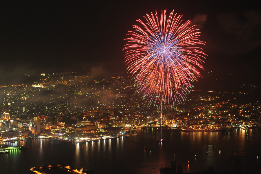 100万ドルの夜景と、長崎港に打ちあがる花火が楽しめる「ながさきみなとまつり」 長崎港の上に打ちあがる花火が楽しめる「ながさきみなとまつり」
