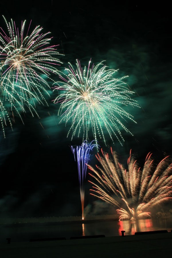 夜のオホーツク海を彩る「花火の大祭典」