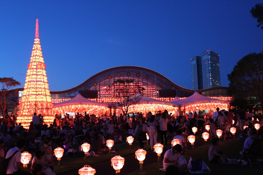 エリアごとにテーマを変え、色とりどりのランタンで彩られる会場 エリアごとにテーマを変え、色とりどりのランタンで彩られる会場