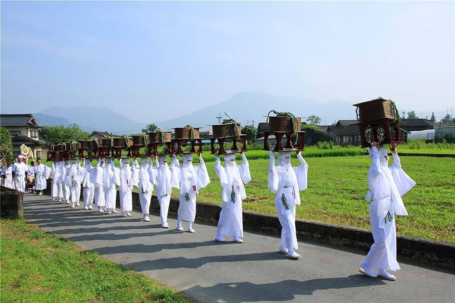 秋の豊作を祈願する「御田植神幸式」通称「おんだ祭」 秋の豊作を祈願する「御田植神幸式」通称「おんだ祭」