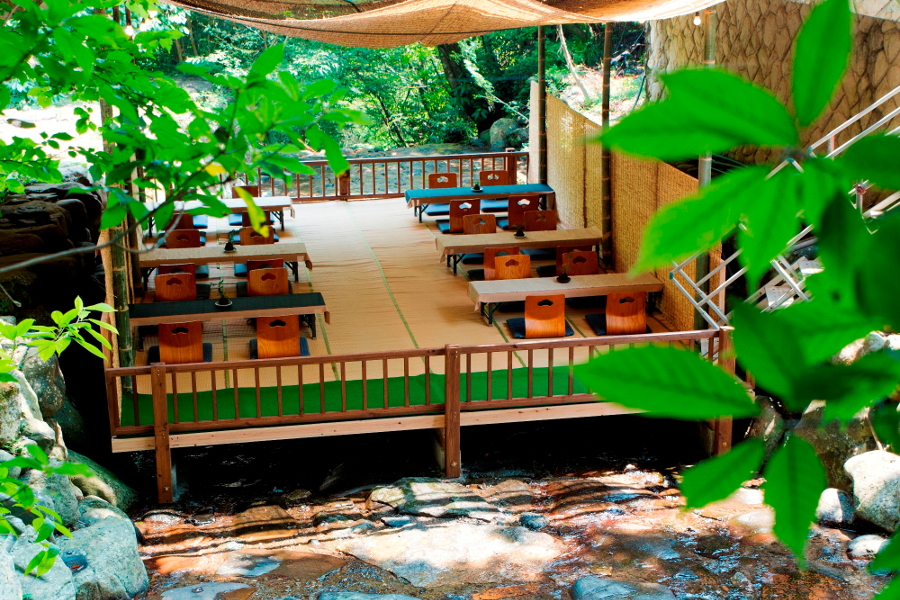 自然に囲まれて夏の涼を感じる「にしめら川床」 自然に囲まれて夏の涼を感じる「にしめら川床」