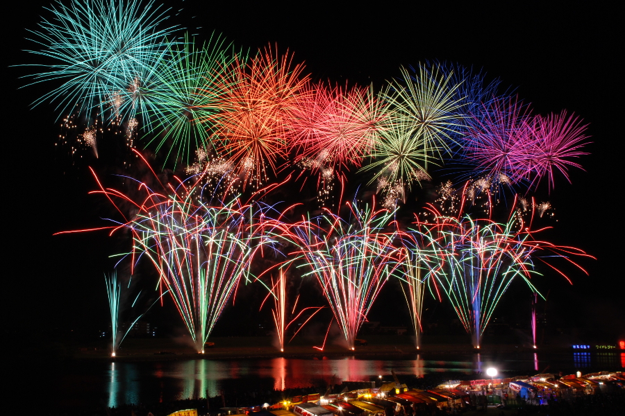 仕掛け花火や尺玉が見事な「筑後川花火大会」 仕掛け花火や尺玉が見事な「筑後川花火大会」