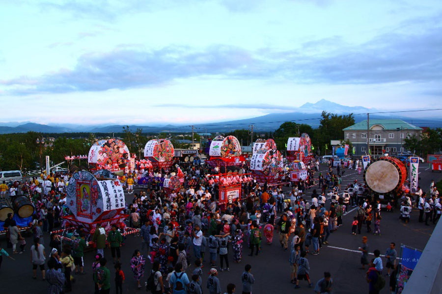 大小12基あまりのねぷたが町内を練り歩く