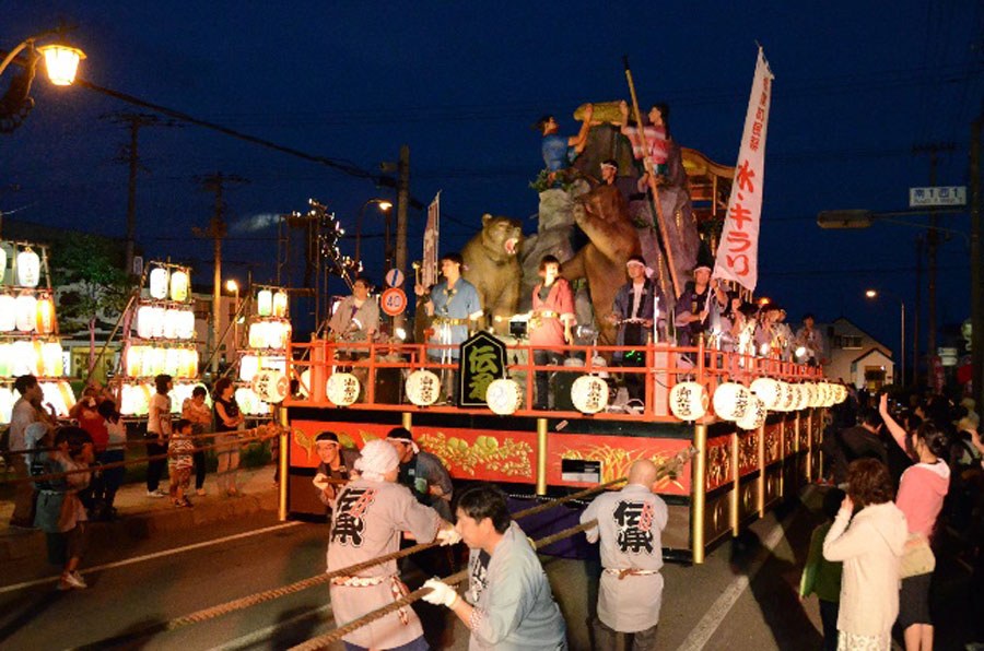 5基の山車が練り歩く「曳山巡行」がまつりのクライマックス