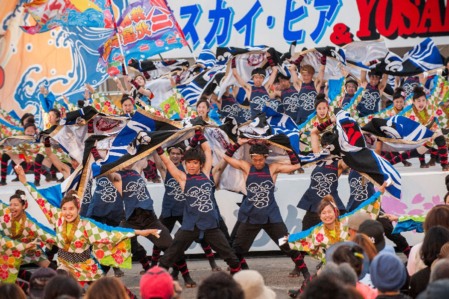 YOSAKOIチームが華麗な演舞を披露する
