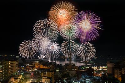 錦江湾に豪華な花火が次々に上がる！
