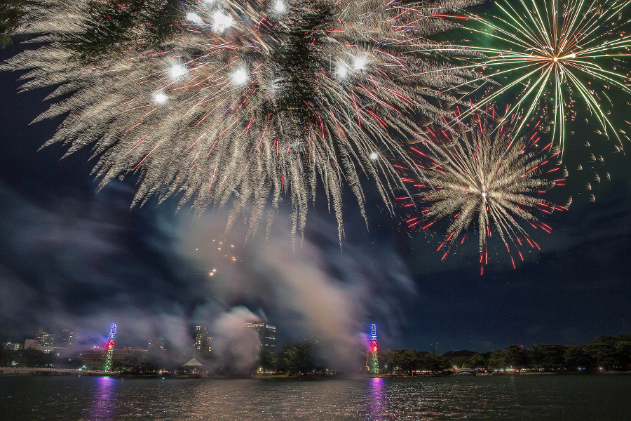 約6000発の大輪の花が至近距離で炸裂する「第55回 西日本大濠花火大会」 約6000発の大輪の花が至近距離で炸裂する「第55回 西日本