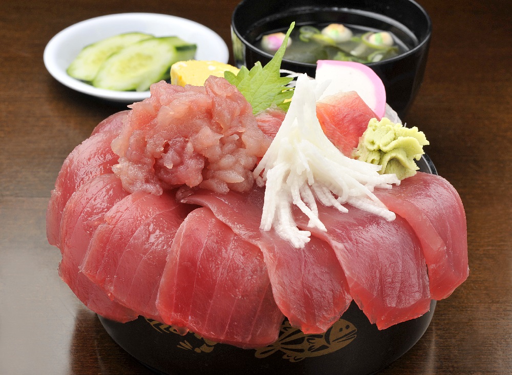 マグロの赤身が器からはみ出すほどにてんこ盛り!「ふかがわマグロ丼」