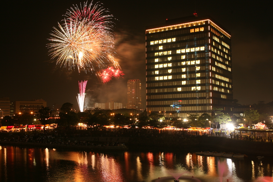 打ちあがる花火と、北九州市役所