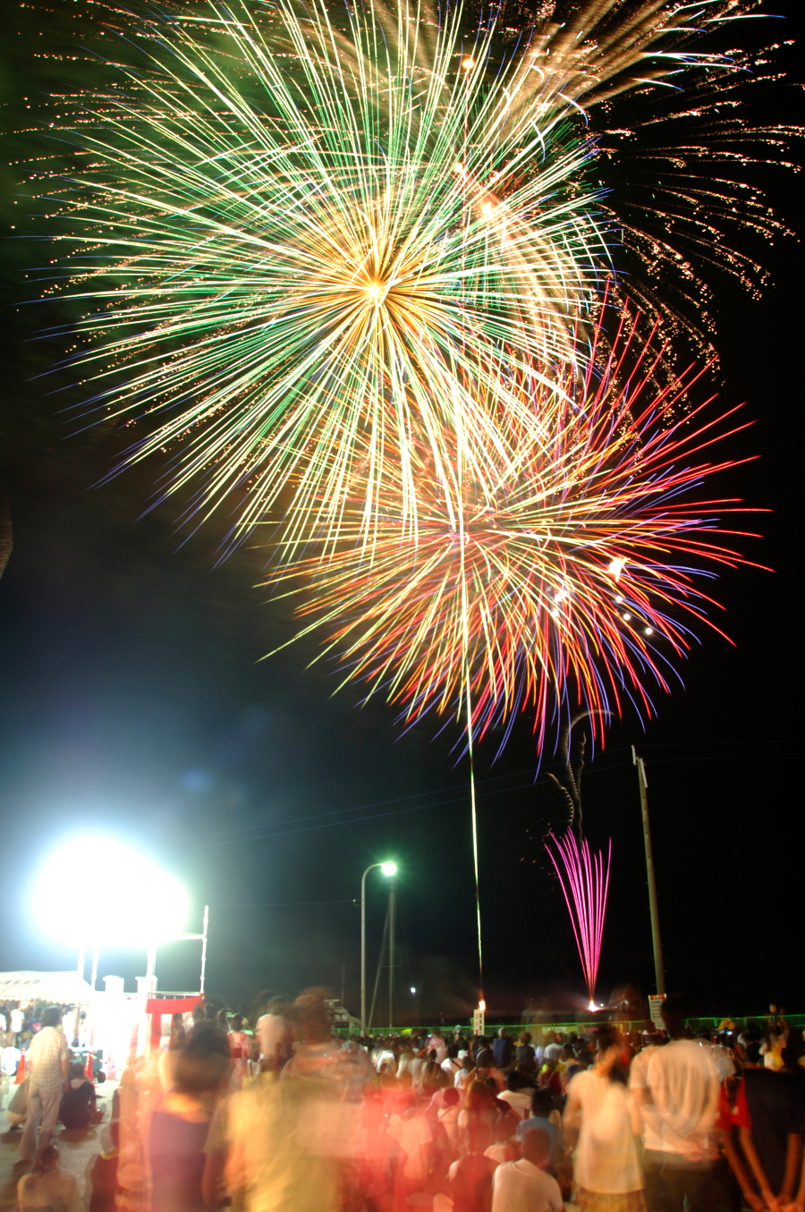 目の前で打ち上げられ、大迫力の花火が楽しめる「かわたな夏まつり」 目の前で打ち上げられ、大迫力の花火が楽しめる「かわたな夏まつ