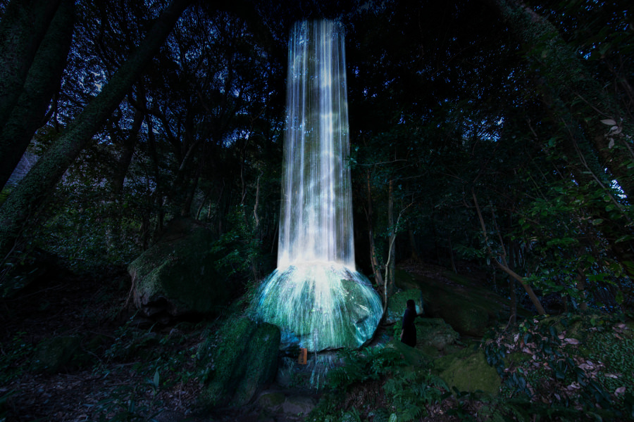 水の動きをシミュレーションし、実際の岩に滝を描いた作品 水の動きをシミュレーションし、実際の岩に滝を描いた作品