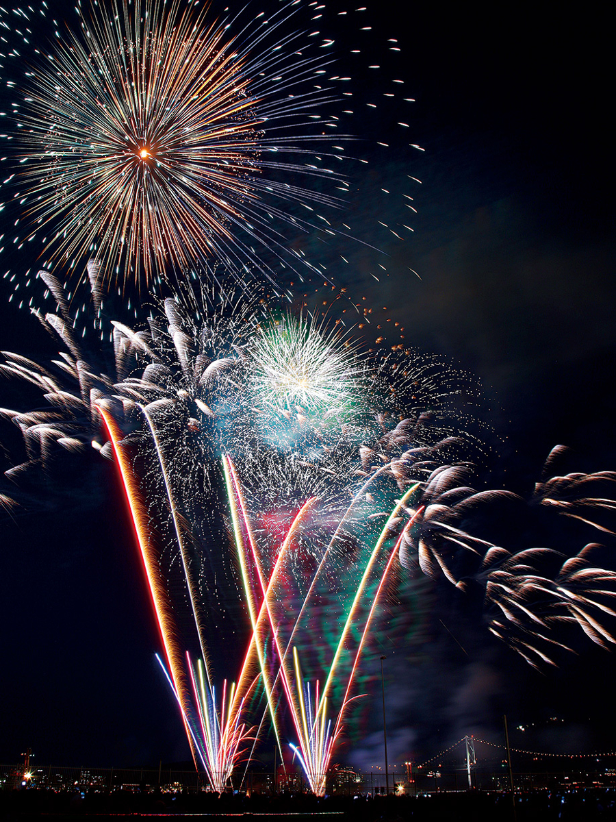 門司側では、音楽に合わせて上がる花火や大玉の連続打ち上げが見どころ 門司側では音楽に合わせて花火が上がり、大玉を連続打ち上げ