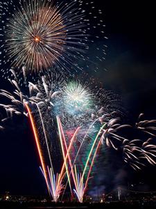 門司側では音楽に合わせて花火が上がり、大玉を連続打ち上げ