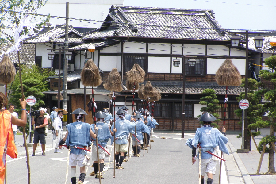 城下町を町衆が練り歩く「杵築天神祭り」の御神幸 城下町を町衆が練り歩く「杵築天神祭り」の御神幸